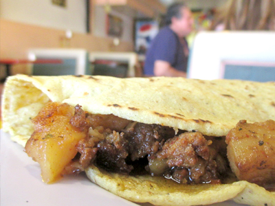 Quesadilla de papas con chorizo de la Taqueria La Gran Chiquita en Oakland.